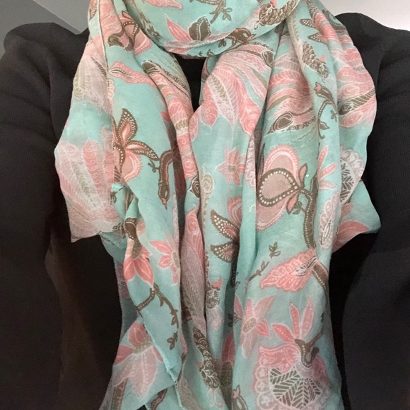 Floral scarf. - Picture 2 of 3
